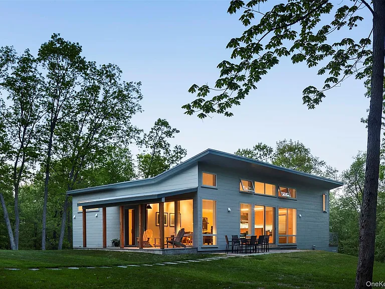 425 Lake Dr — Photo 1
