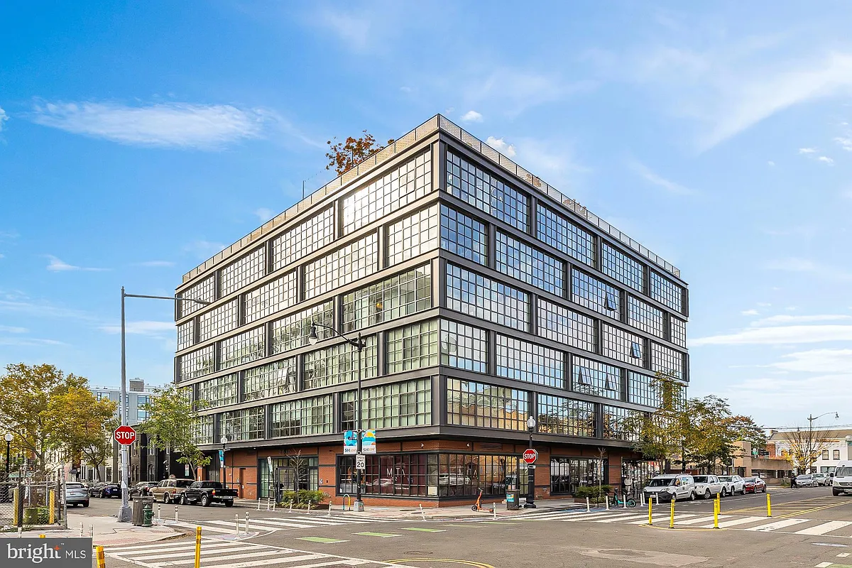 Building Photo - 2030 8th St NW #405