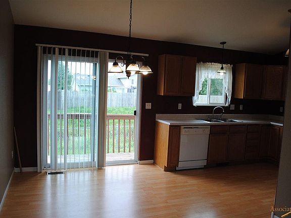 3rd image of 5297 Mercury Dr