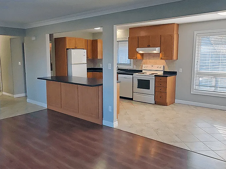 240 Lakeshore Rd #1 — Photo 4