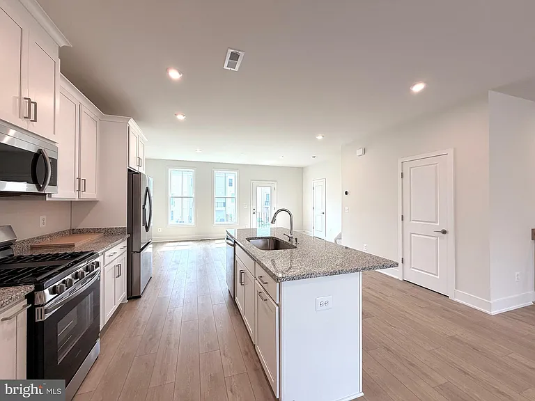 135 Heyford Dr — Photo 12