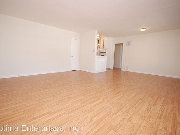 3rd image of 915 N Ogden Dr APT 01