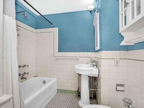 4th image of 300 W 23rd St APT 8D