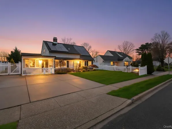 143 Blacksmith Road E, Levittown, NY 11756