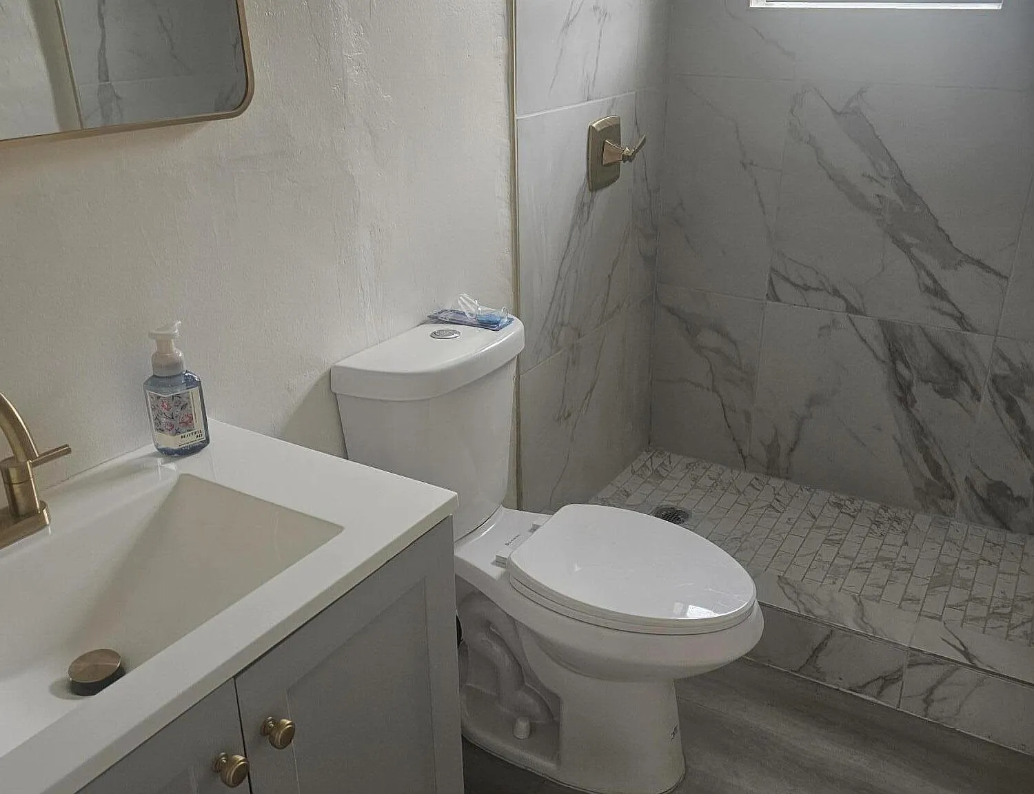1 bed, 1.0 bath, 420 sqft, $1,600 — Photo 2