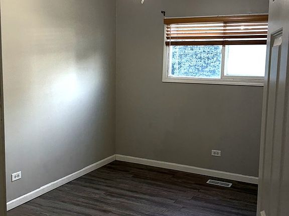 4th image of 1373 Glen Ellyn Rd