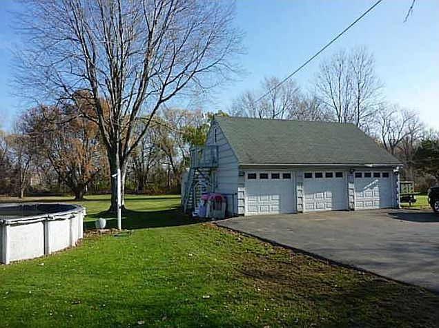 2nd image of 816 Long Pond Rd