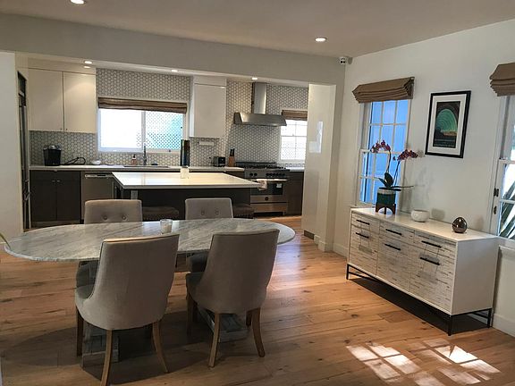 Breakfast area/ kitchen