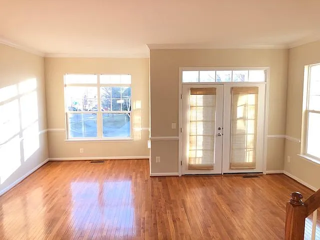 3 bed, 3.5 bath, 2000 sqft, $2,700 — Photo 3