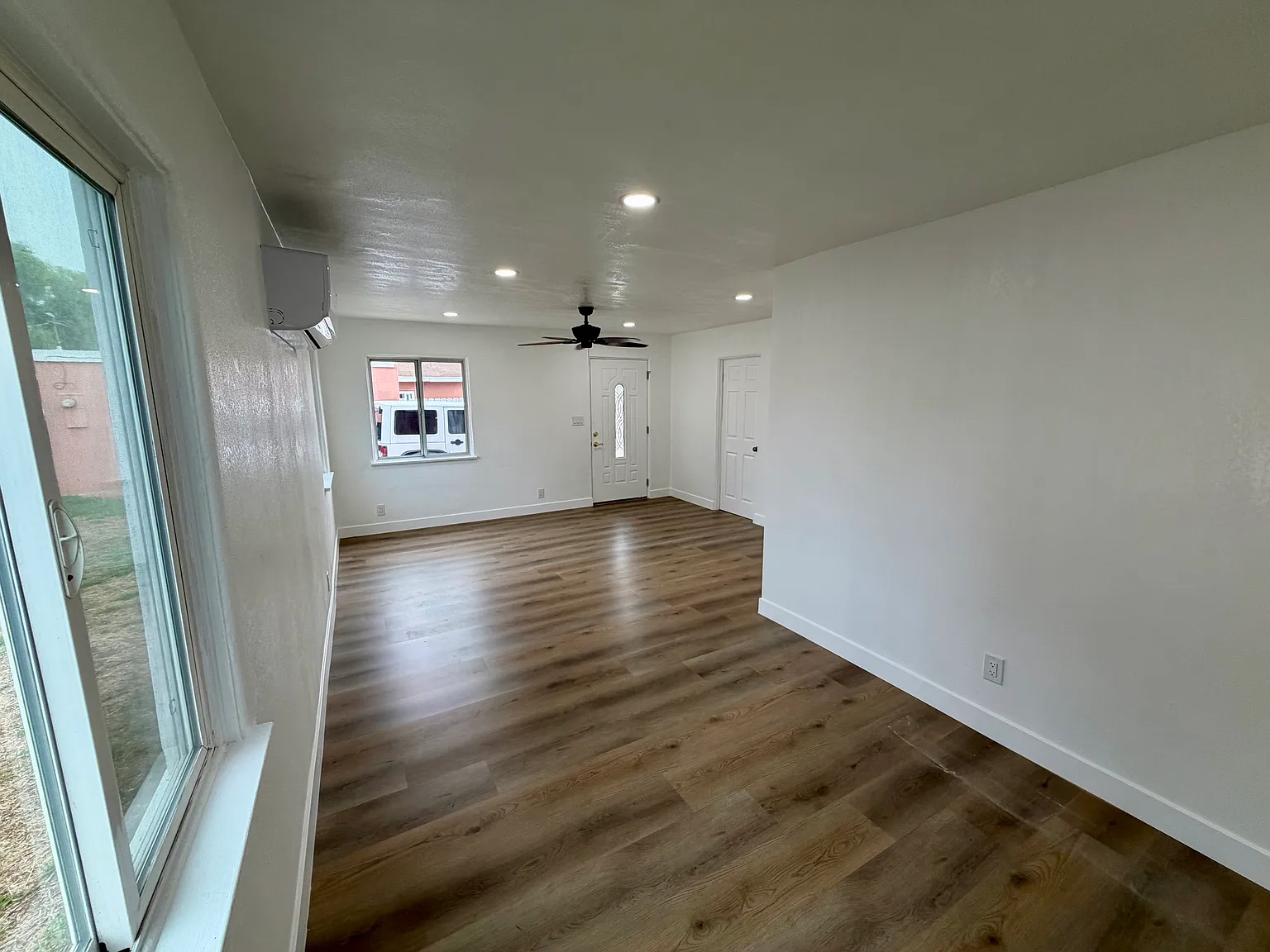3 bed, 1000 sqft, $3,500 — Photo 2