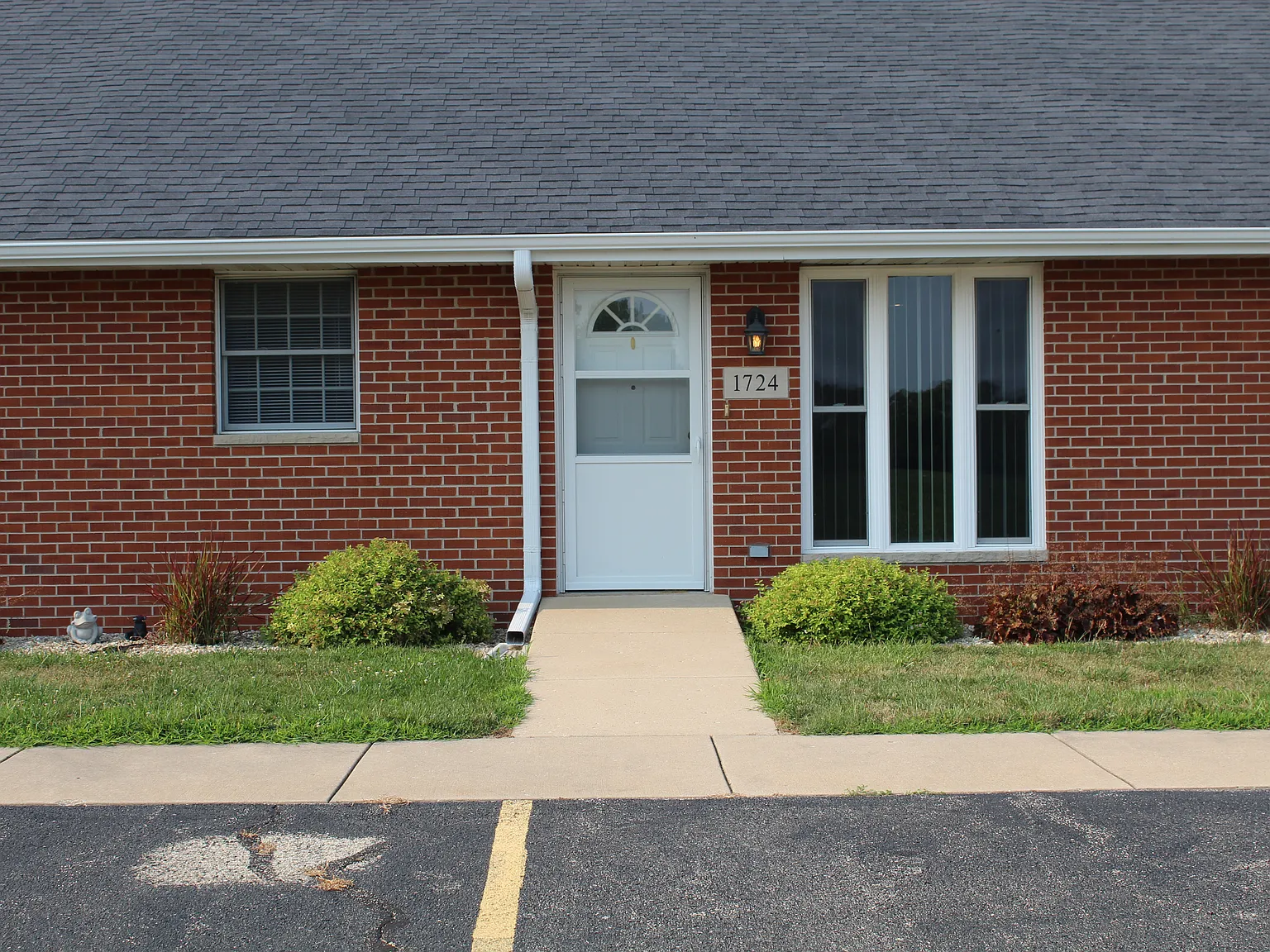 2 bed, 975 sqft, $1,775 — Photo 1