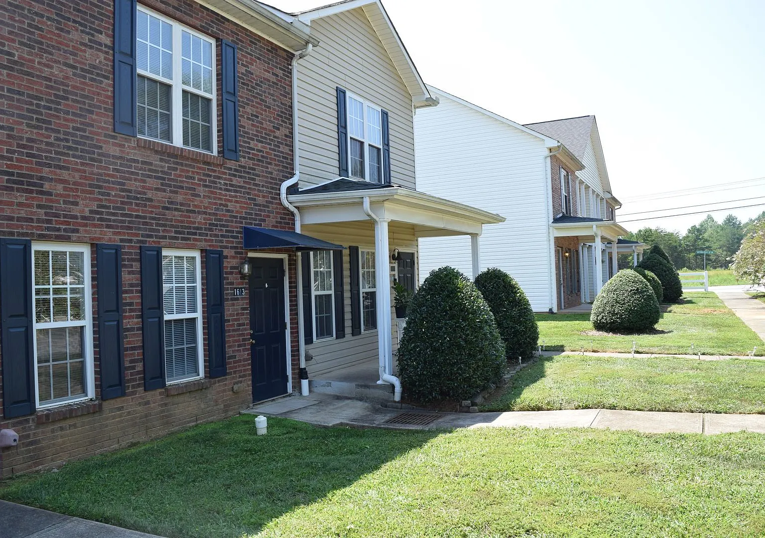 Spacious 2BR 2BA Townhome In Prime Location! — Photo 4