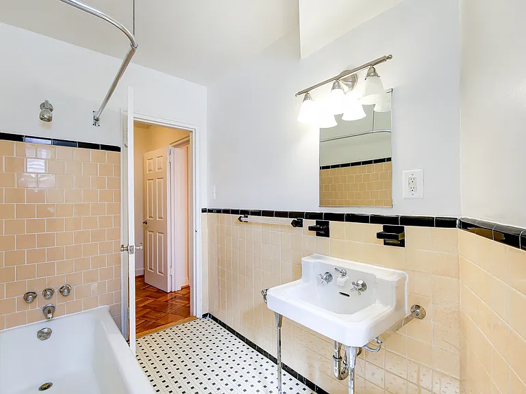 2800 Woodley Rd — Photo 15