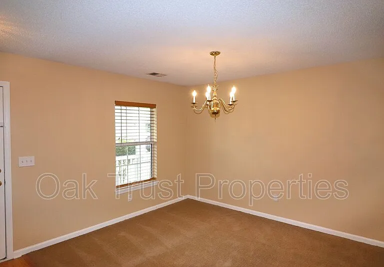 538 Holiday Dr — Photo 4