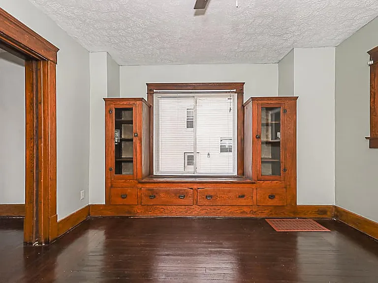 275 E York St — Photo 13