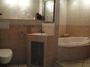 2010 Cumberland Rd, Rochester Hills, MI 48307