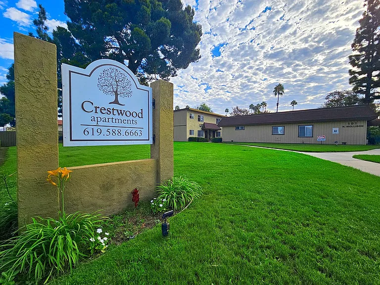 Crestwood Apartments — Photo 12