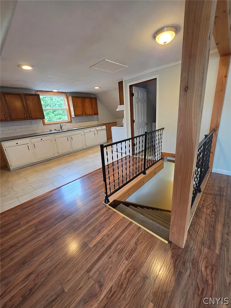 1 bed, 1.0 bath, 2373 sqft, $900 — Photo 2