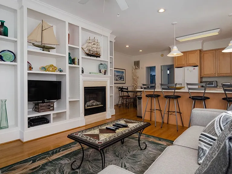 10 Meier St #B — Photo 2