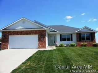 816 Elk Crest Ct, Chatham, IL 62629