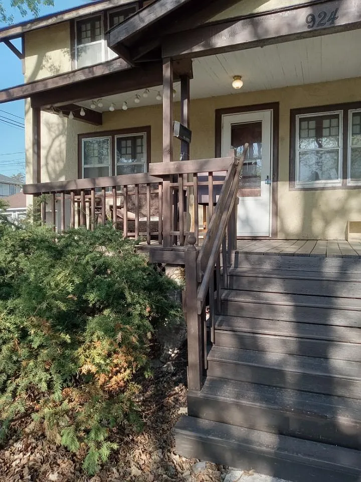 3 bed, 936 sqft, $1,900 — Photo 1