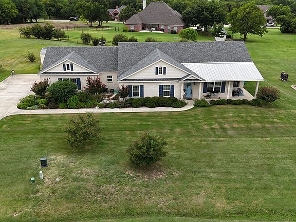 2nd image of 131 Whispering Winds Dr