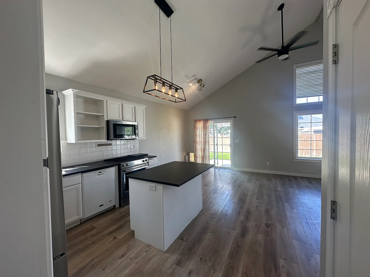3 bed, 1650 sqft, $1,800 — Photo 2