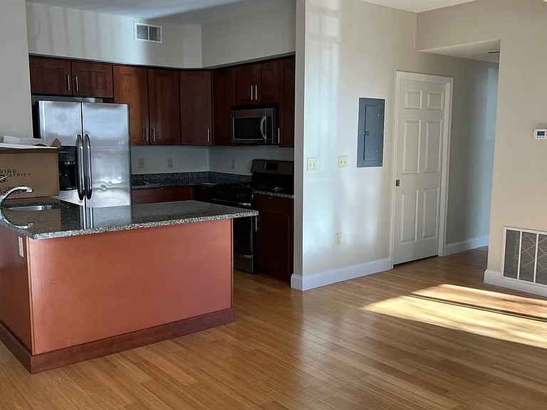 305 W Utica St — Photo 7