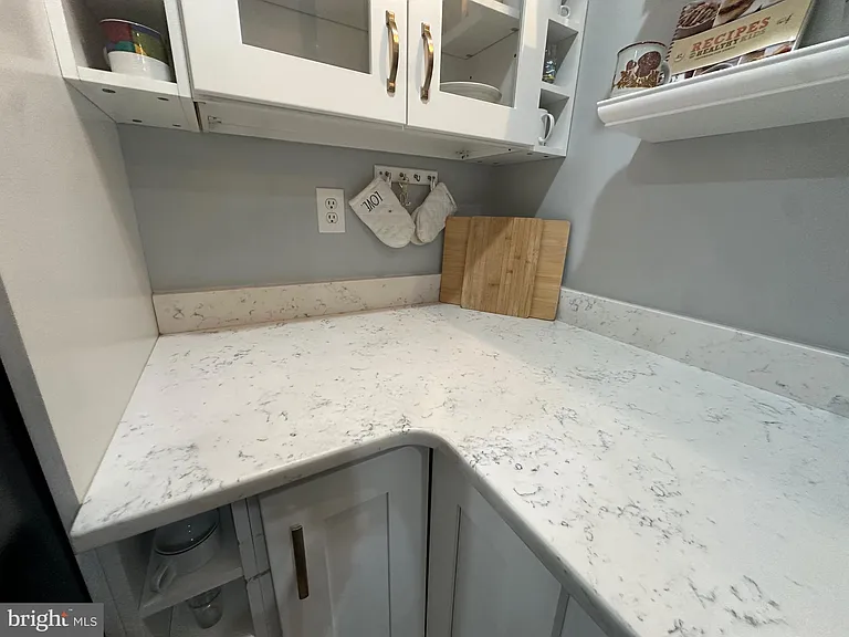 2512 Nicholas St — Photo 7
