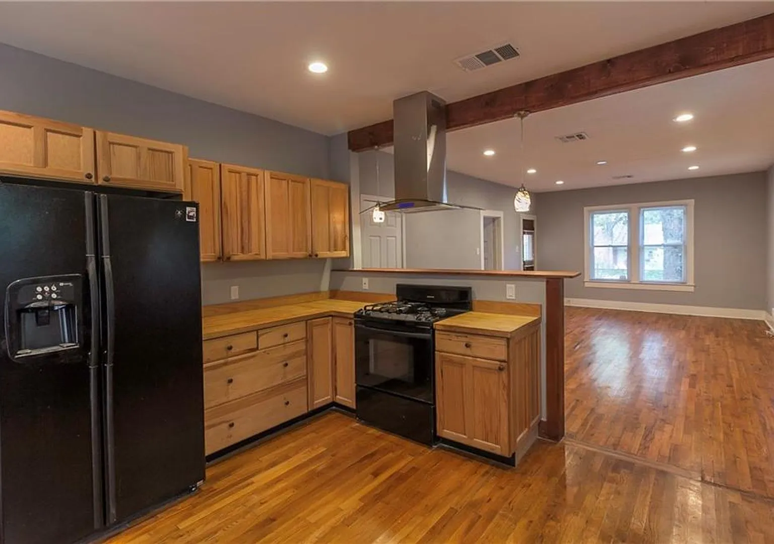 Gorgeous Hyde Park 7 bed House featuring flexible, updated floor plan. — Photo 2