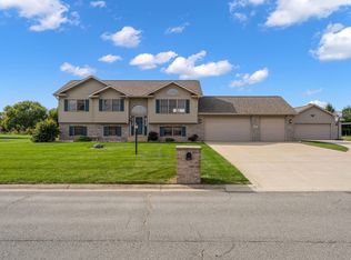 922 Plantation Rd, Valparaiso, IN 46385