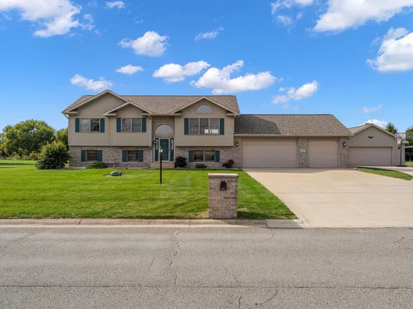 922 Plantation Rd, Valparaiso, IN 46385
