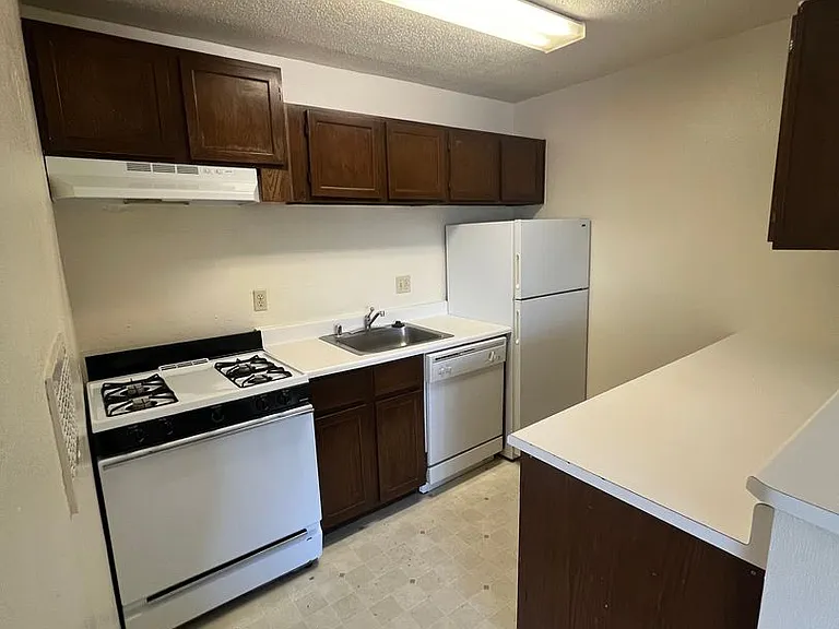 Hilltop House Apartments — Photo 6