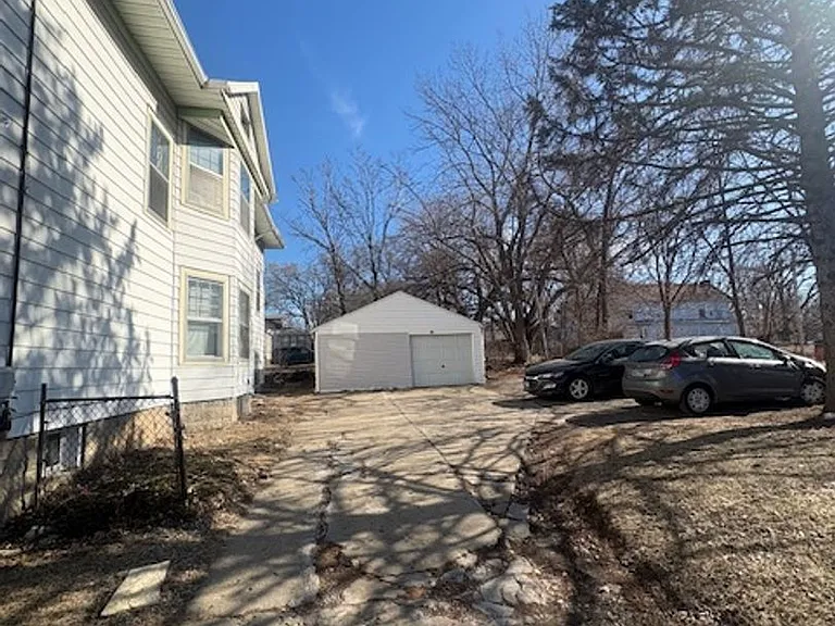 2210-2212 N Knoxville Ave — Photo 10