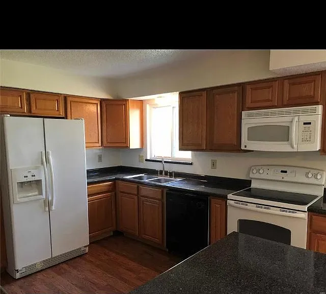 3982 Hawthorn Dr — Photo 4