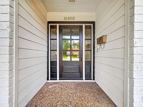 4th image of 10602 Longmont Dr