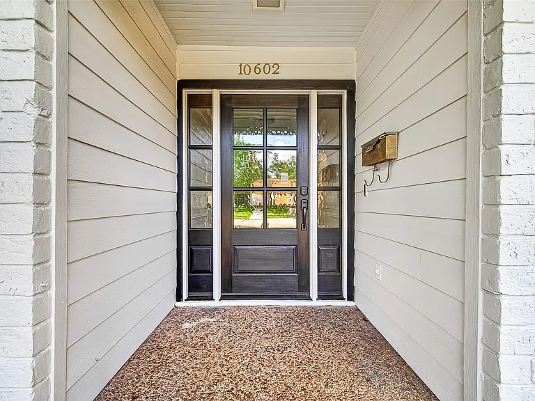 10602 Longmont Dr — Photo 4