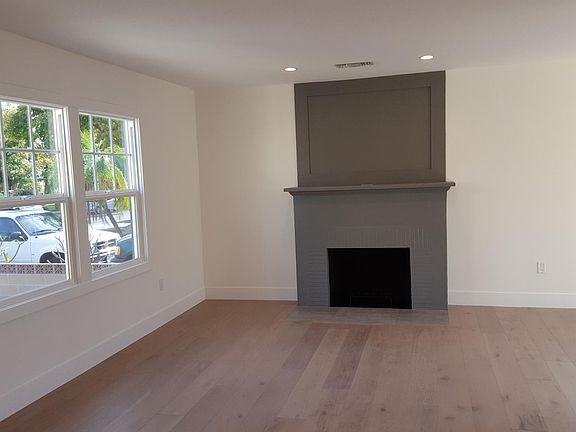 2nd image of 727 N Beachwood Dr