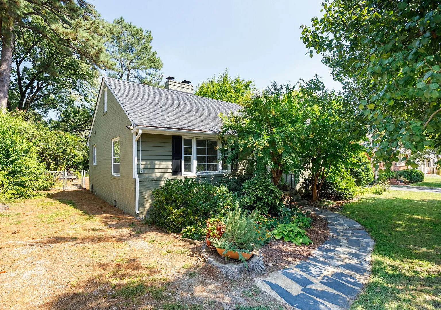 Charming 3-Bedroom Home with Fenced Backyard in Desirable Richmond Location Available Nov. 2026 — Photo 1