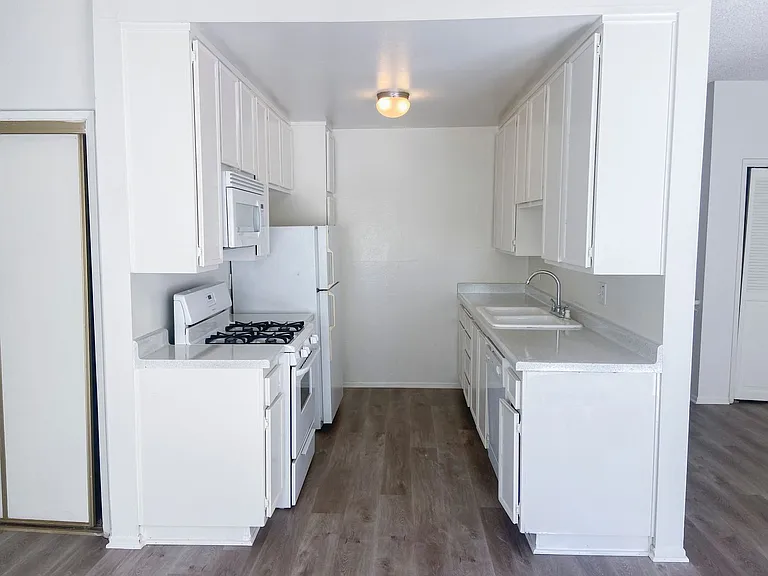 10644 Eastborne Ave — Photo 5