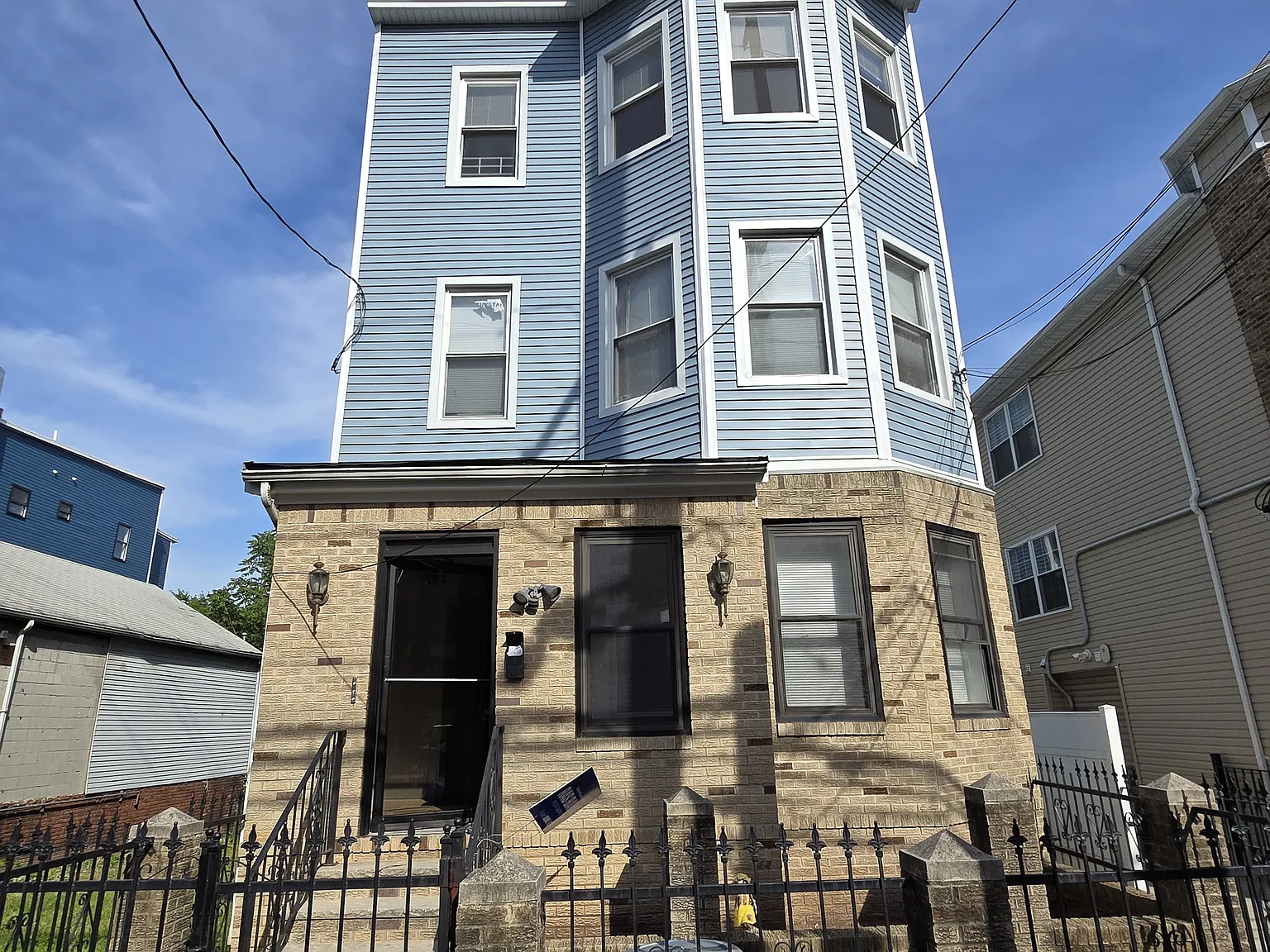 3 bed, 1100 sqft, $2,400 — Photo 4