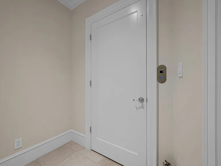 6089 Gleneagles Dr — Photo 2