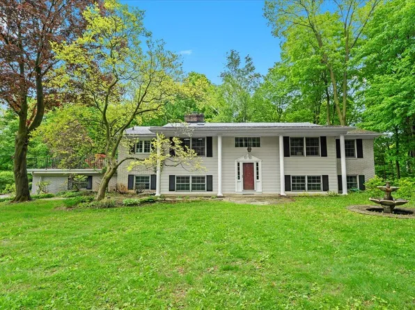 20196 E Whipple Dr, Northville, MI 48167