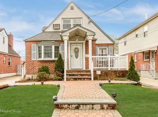 8576 263rd St, Floral Park, NY 11001