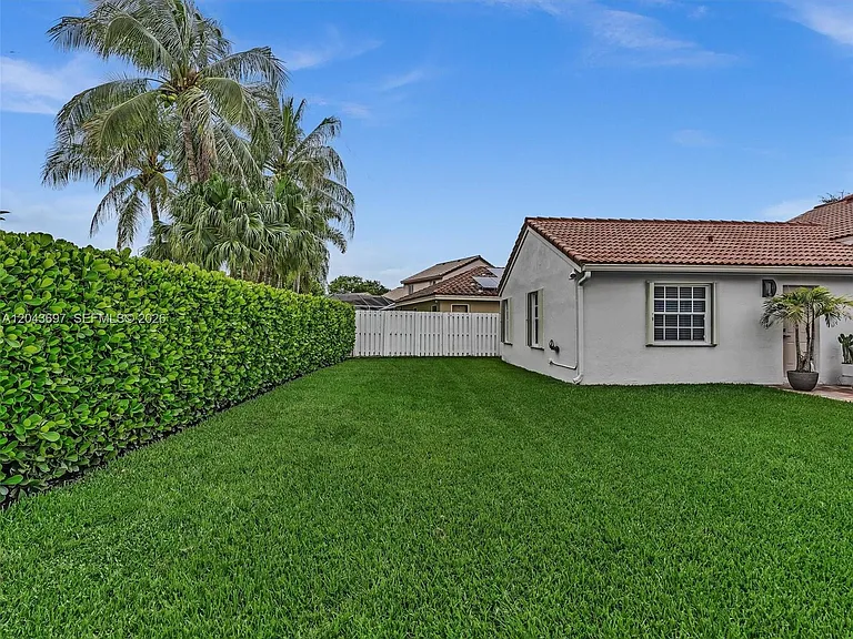 639 Verona Pl — Photo 70