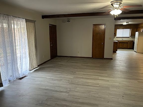 5th image of 608 S Chestnut Ave