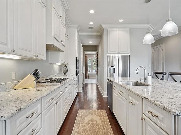 4th image of 345 Beverly Garden Dr