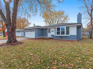 1077 Meadow Ln, Neenah, WI 54956