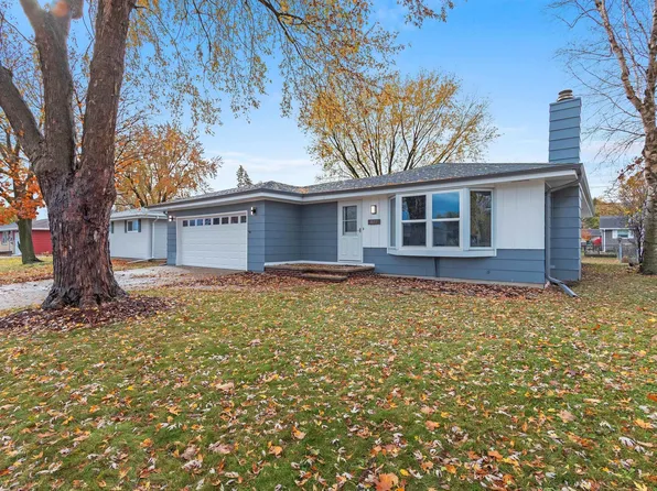 1077 Meadow Ln, Neenah, WI 54956