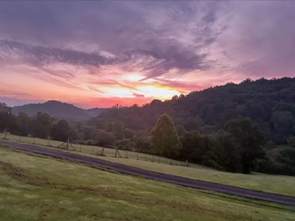 615 Rogues Fork Rd, Bethpage, TN 37022